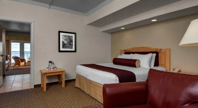 Люкс с видом на залив Cherry Tree Inn & Suites