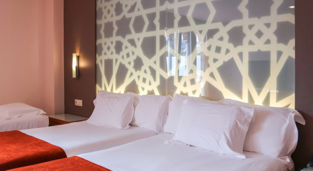 Трёхместный номер Standard Hotel Granada Palace, Affiliated by Melia
