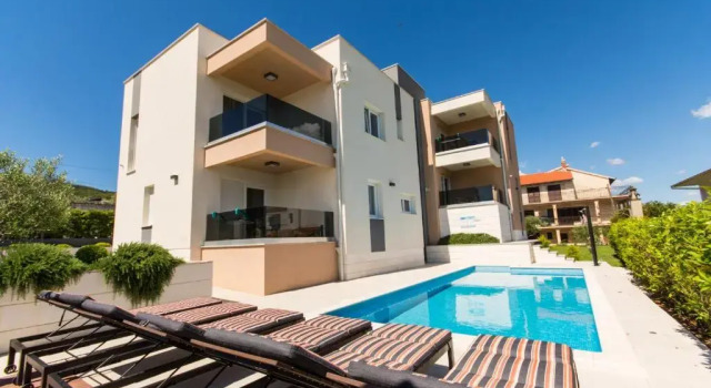 Villa Piramida, จอง วิลล่า Arbanija 