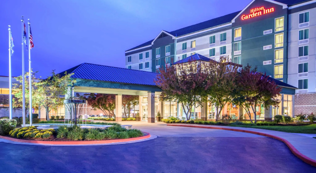 Кровать в общем номере Hilton Garden Inn Independence