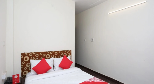 Oyo 30850 Hotel Hira