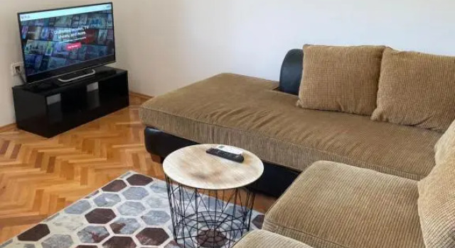 Entire 1-bedroom apartment with free parking