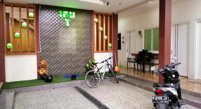 OYO 90703 Wisma Ibu T, Đặt Khách sạn Purwokerto Central Java