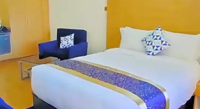 Номер Economy Hays Suites Hotel