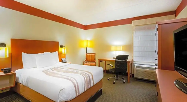 Номер Standard Spark by Hilton Charlotte Airport North