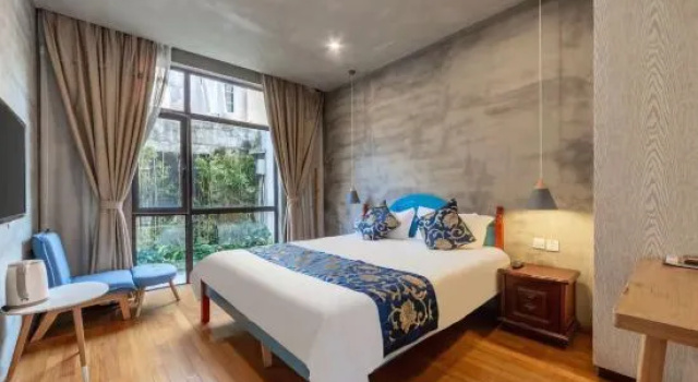 Люкс с балконом и с видом на реку blue hotel