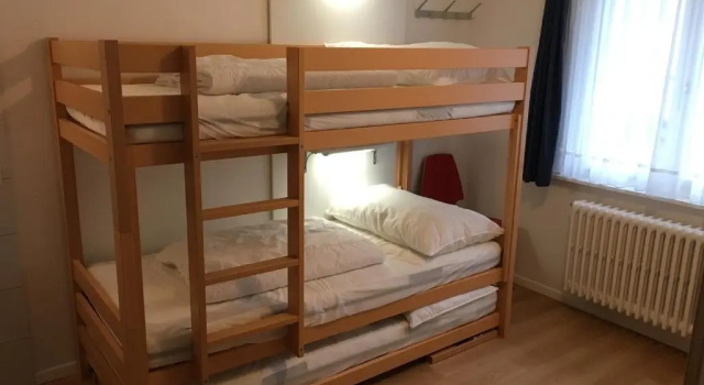 Кровать в общем номере Hirschen Backpacker-Hotel & Pub