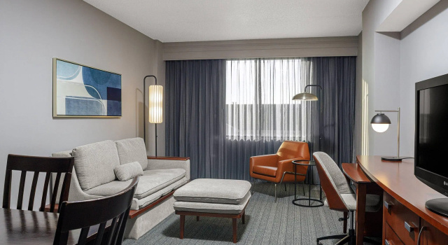 Четырёхместный люкс c 1 комнатой Courtyard by Marriott Long Island MacArthur Airport