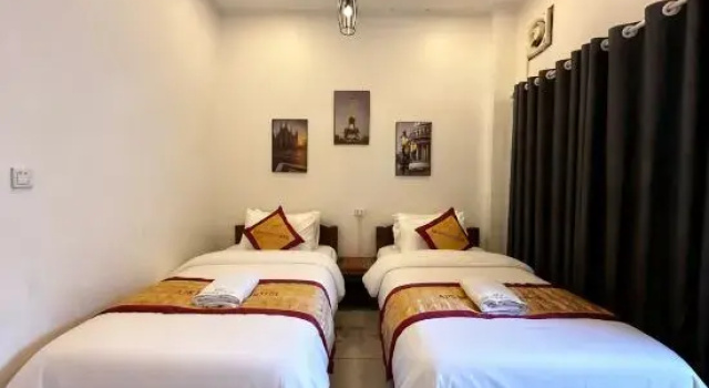 Кровать в общем номере с балконом Vang Vieng Family Boutique Hotel