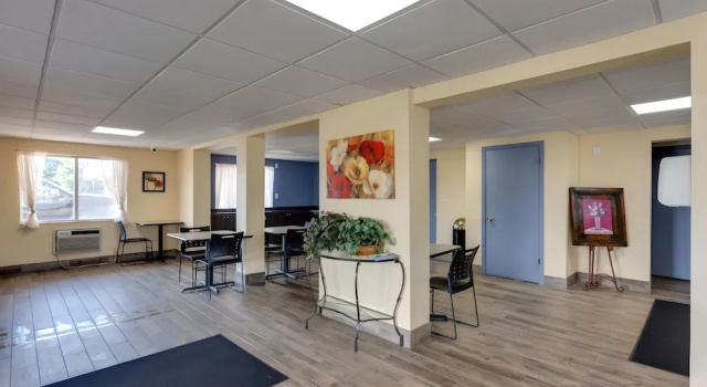 Econo Lodge & Suites, Забронировать Отель Давенпорт Quad Cities