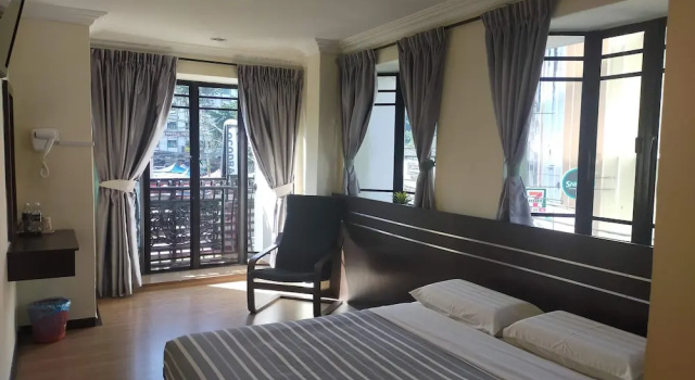Двухместный номер Deluxe с балконом и с видом на город Hong Kong Hotel