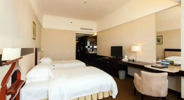 Tienyow Grand Hotel, Rezerwuj Hotel Hotele w Hainan z Basenem, Basen