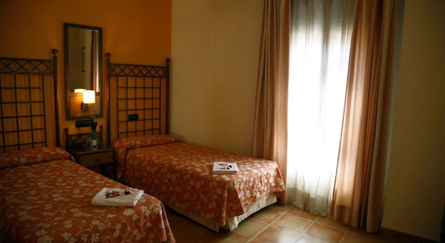 Трёхместный номер Standard Hotel Hacienda Santa Barbara