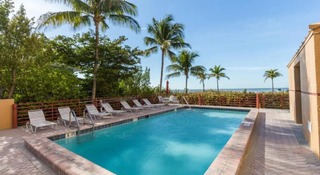 Estero Island Beach Villas 204, Sleeps 8, 2 Bedrooms, Gulf Front, Heated Pool, Забронировать Отель Отели Fort Myers Area с бассейном, Бассейн
