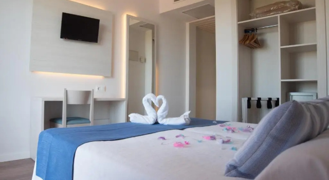 Двухместный номер с видом на бассейн Seramar Hotel Luna Park Adults Only
