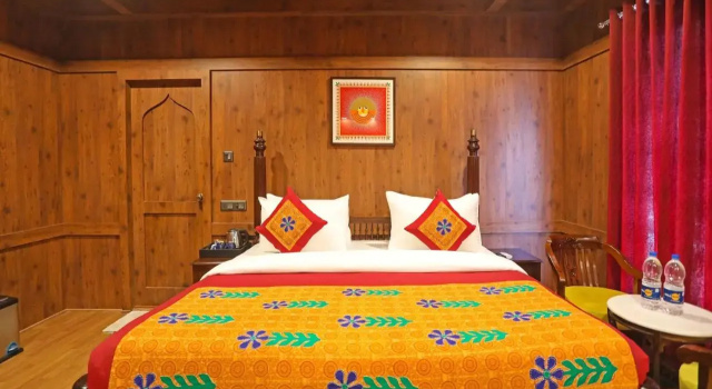 Houseboat in Kevadia Near Statue of Unity, Rezerwuj Dom wakacyjny Garudeshwar Gujarat