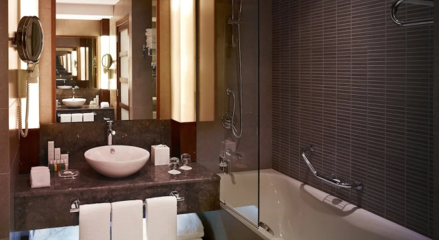 Люкс c 1 комнатой с балконом Crowne Plaza Sohar by IHG