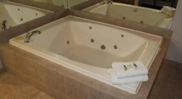 Люкс Deluxe Crown Choice Inn & Suites Lakeview and Waterpark
