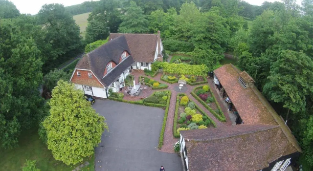 Коттедж White Lodge House