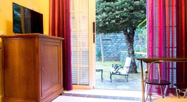 Studio in Caniço, With Shared Pool, Enclosed Garden and Wifi - 1 km From the Beach