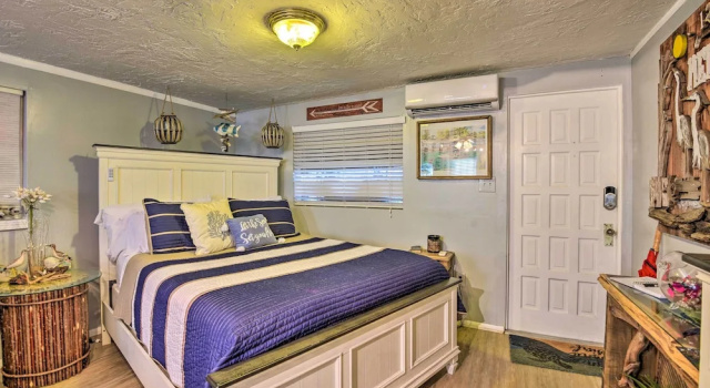 8 Mi to Beaches: Artistic Bradenton Studio w/ Yard, Забронировать Апартаменты/квартира Брейдентон Sarasota Area