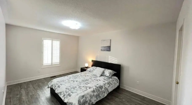 Beautiful Vacation Home near Toronto Airport, Забронировать Отель Отели Миссиссога с парковкой, Парковка