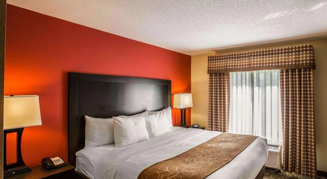 Люкс Comfort Suites At WestGate Mall