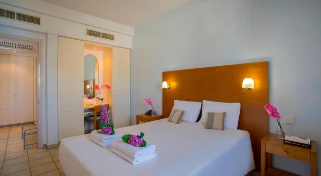 Люкс с 2 комнатами Louis Althea Beach