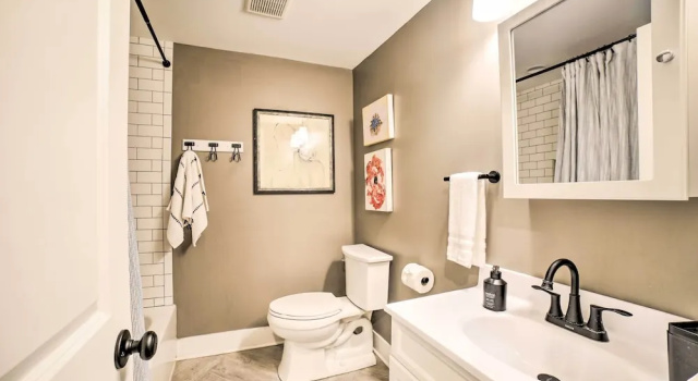 Апартаменты с 3 комнатами с балконом Pittsburgh Home: Walkable Location
