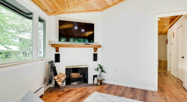 Private Deck & Grill: Pocono Pines Retreat!, Забронировать Дом для отпуска Коттеджи Поконо-Пайнс, Коттедж