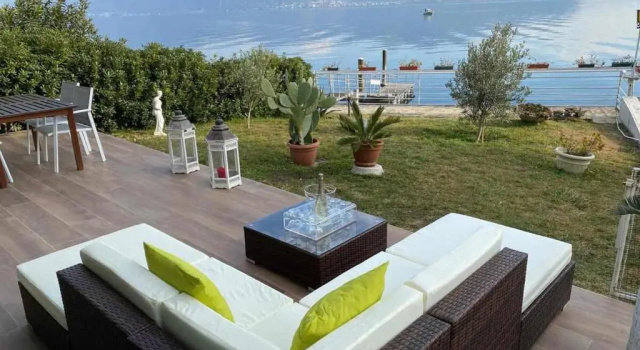 Коттедж с 2 комнатами Villa Anastasye Your Lakefront Vacation Rental