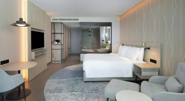 Номер Premium с балконом и oceanfront Radisson Blu Resort, Phuket Mai Khao Beach
