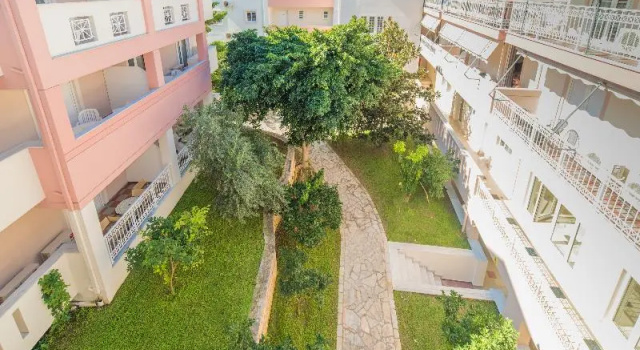 Апартаменты с балконом и с видом на сад Xenos Kamara Beach