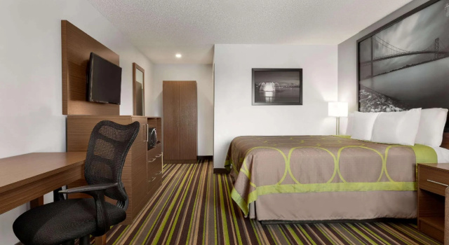Двухместный номер Standard Super 8 by Wyndham Windsor/Dougall