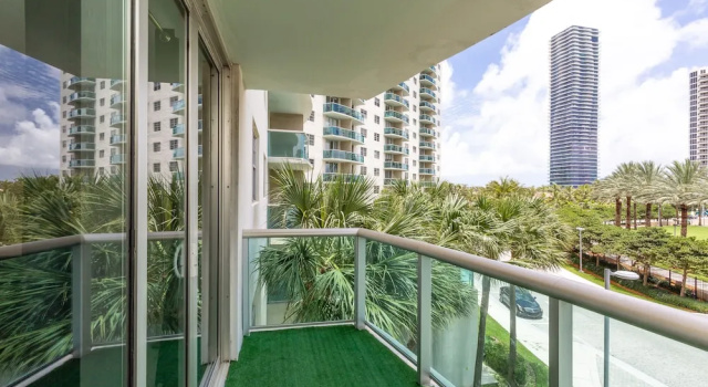 Номер Standard c 1 комнатой с балконом и с видом на сад Ocean Reserve Luxury Condos Across from Sunny Isles Beach