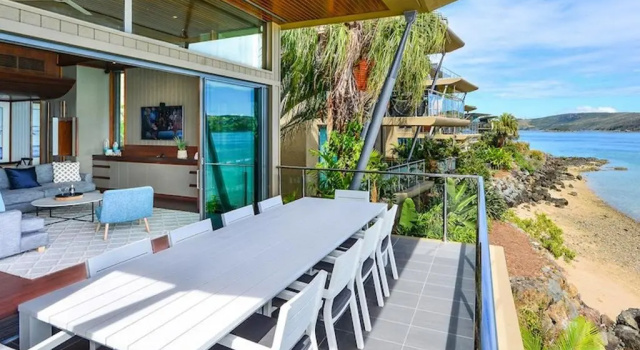 Вилла с 4 комнатами с видом на море Yacht Club Villas on Hamilton Island by HIHA