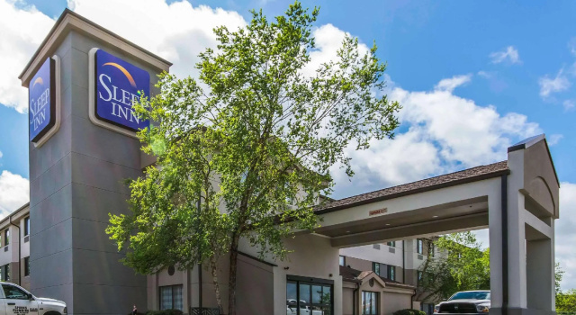 Кровать в общем номере Sleep Inn