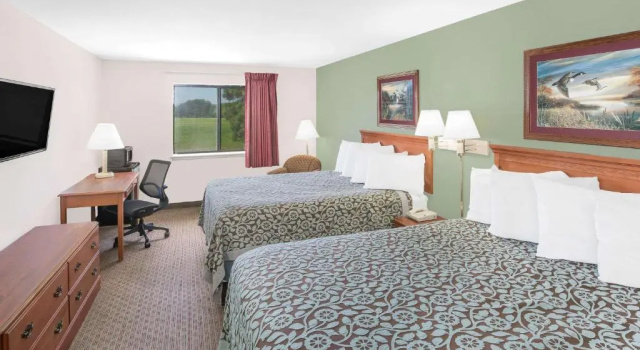 Четырёхместный номер Standard Days Inn & Suites by Wyndham Brinkley