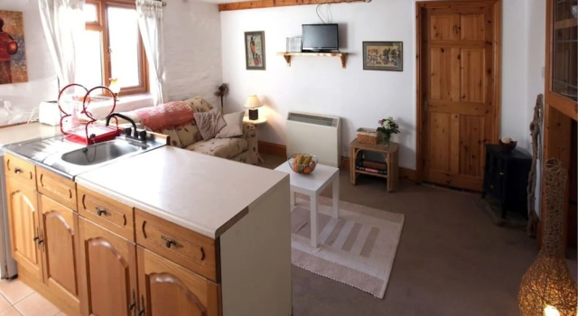 Коттедж Inviting 2-Bed Cottage in Newcastle Emlyn