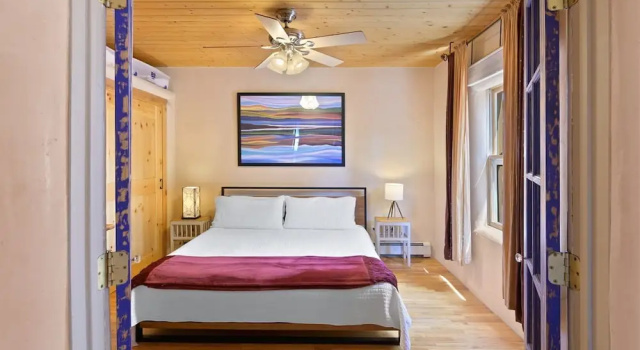 Коттедж Casa Intima - Downtown Adobe, Walk to Plaza and Railyard, Kiva Fireplace, Large Enclosed Yard