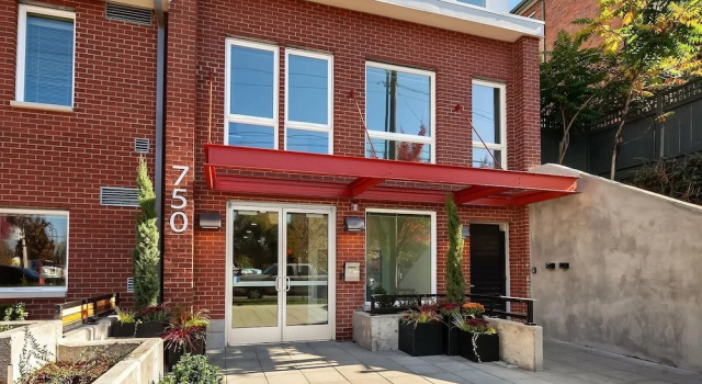 New Listing! Chic Capitol Hill W/ Courtyards 1 Bedroom Condo, Забронировать Апартаменты/квартира Capitol Hill Сиэтл