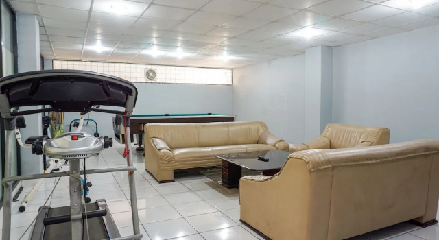 Oyo 2778 Alvin Residence, Đặt Khách sạn Khách sạn tại West Java có Bãi đậu xe, Bãi đậu xe