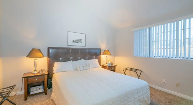 Bayshore Ski & Racquet Club Condo - Clean And Large Townhouse Right Next To A Pool. 3 Bedroom Condo, Забронировать Отель Отели Биг-Бэр-Лейк с парковкой, Парковка