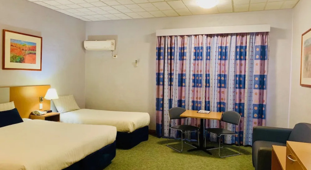Трёхместный семейный номер Standard Desert Cave Hotel