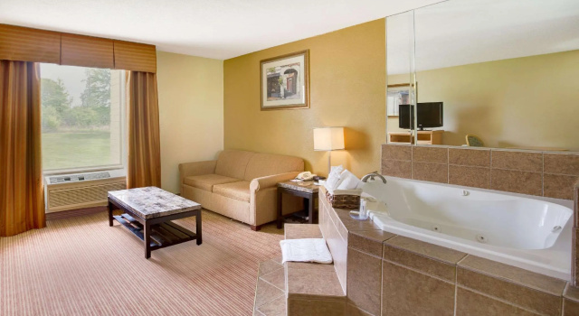Люкс Baymont by Wyndham Charlotte-Airport Coliseum