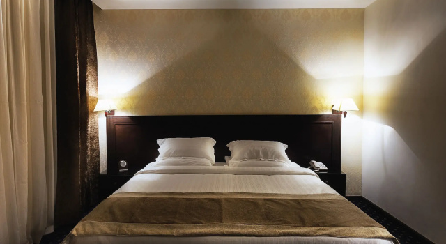 Seven Roses Hotel