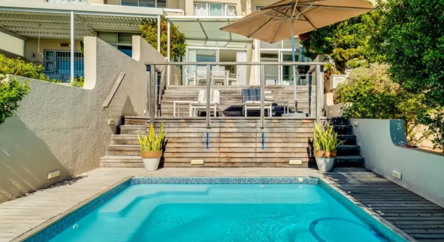 Апартаменты Compact Camps Bay Holiday Apartment With Private Pool Sea Escape