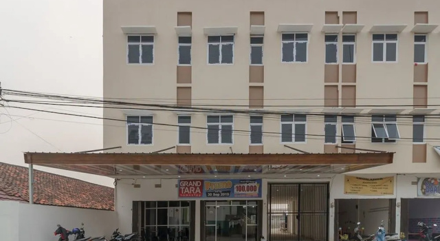 RedDoorz Plus at Grand Tara Homestay Palembang, Забронировать Отель Отели Палембанга с парковкой, Парковка