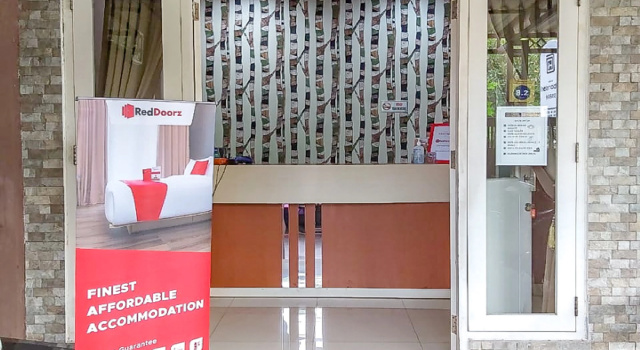 RedDoorz Syariah near Graha Pena, Rezervovat Hotel Wonokerto hotely s parkováním, Parkování