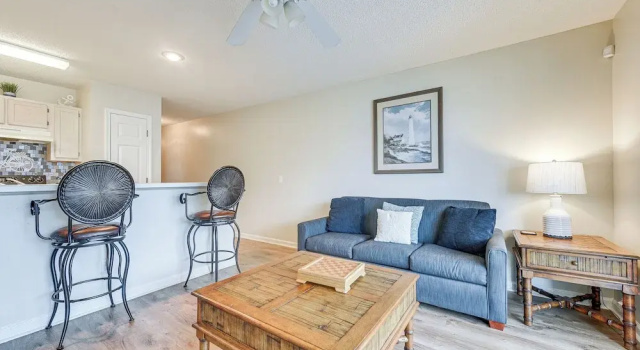 Walk to Beach: North Myrtle Beach Condo w/ Sunroom, Забронировать Апартаменты/квартира Отели Миртл-Бич с парковкой, Парковка